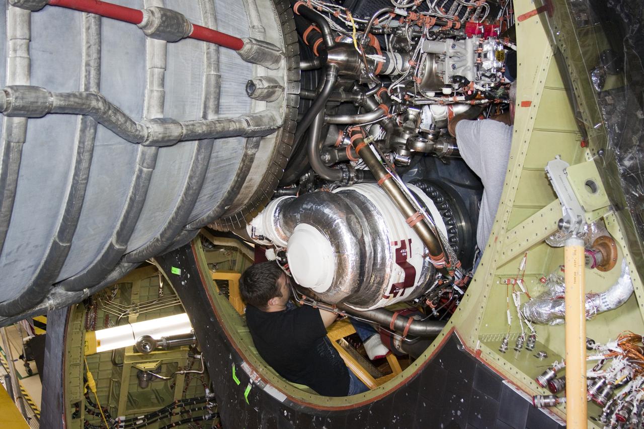 STS-133 DISCOVERY - SPACE SHUTTE MAIN ENGINE (SSME) #1 REMOVAL