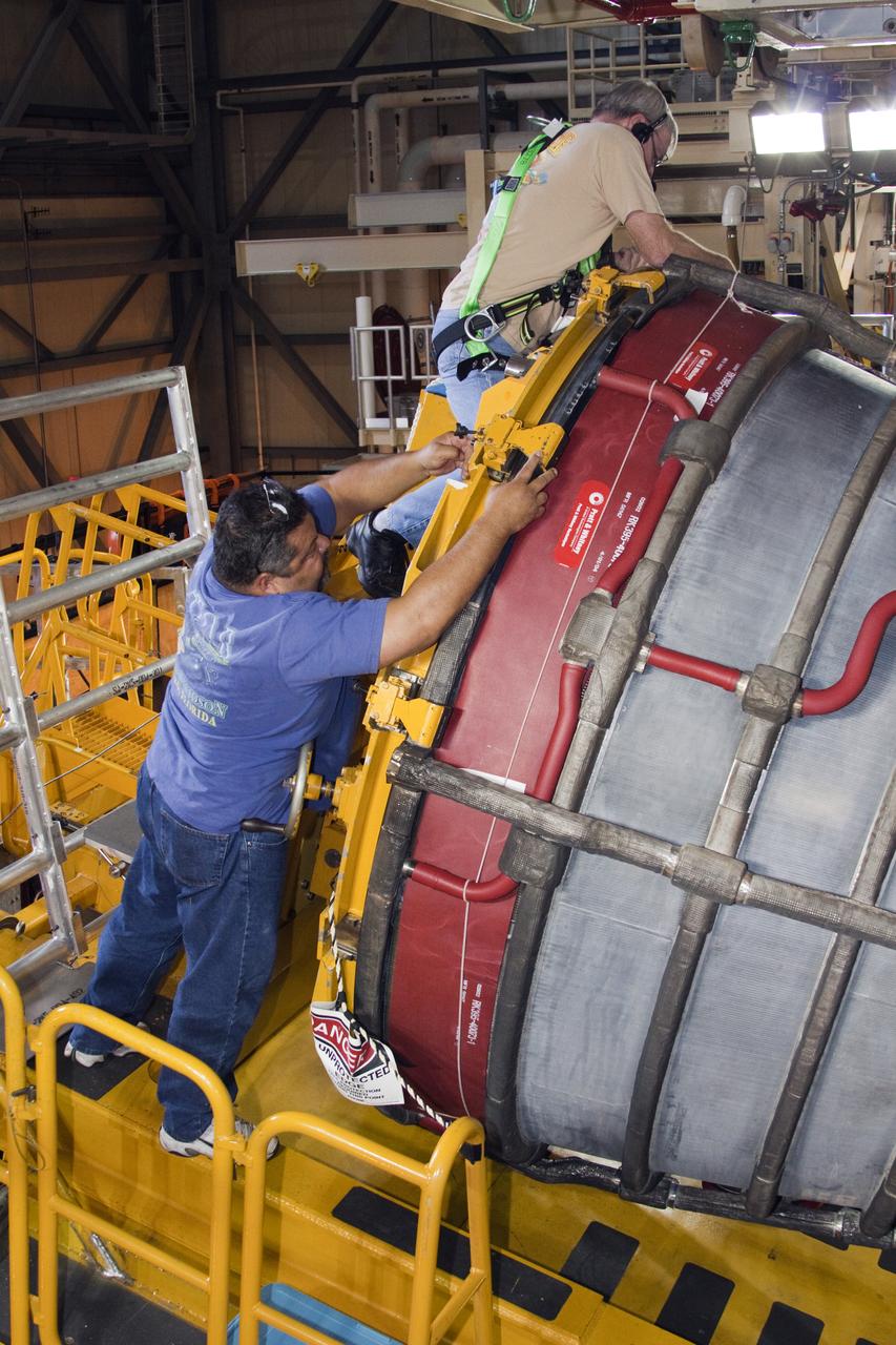 STS-133 DISCOVERY - SPACE SHUTTE MAIN ENGINE (SSME) #1 REMOVAL