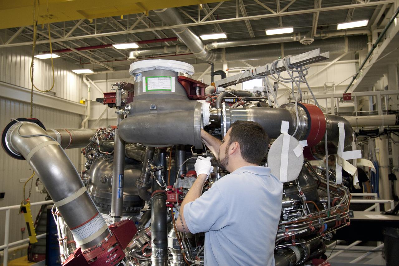 STS-133 DISCOVERY ENGINE-1 TURBO PUMP REMOVAL
