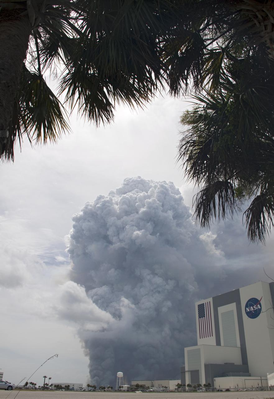 SMOKE NEAR VAB FROM CONTROLLED BURN