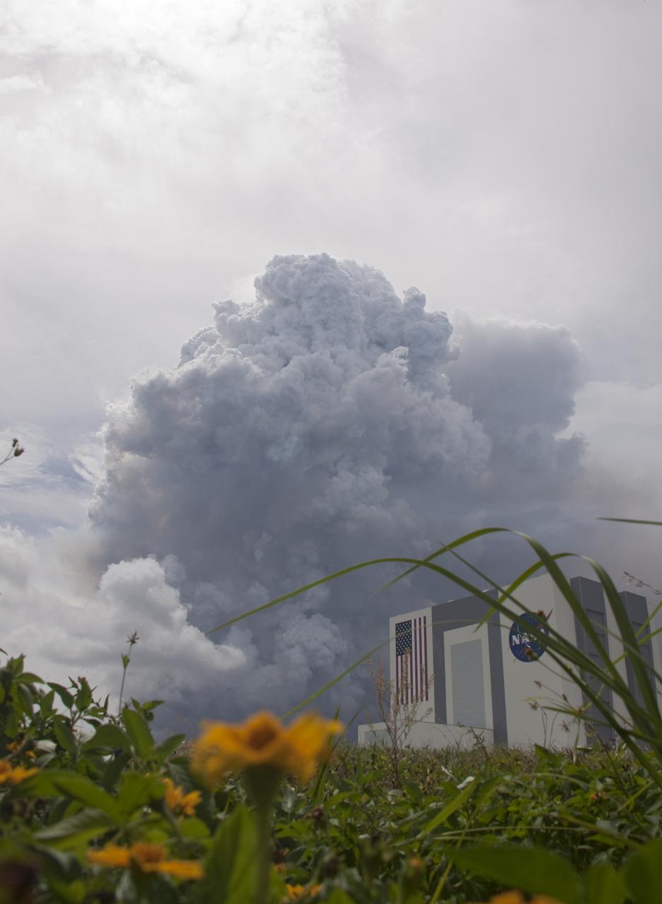 SMOKE NEAR VAB FROM CONTROLLED BURN
