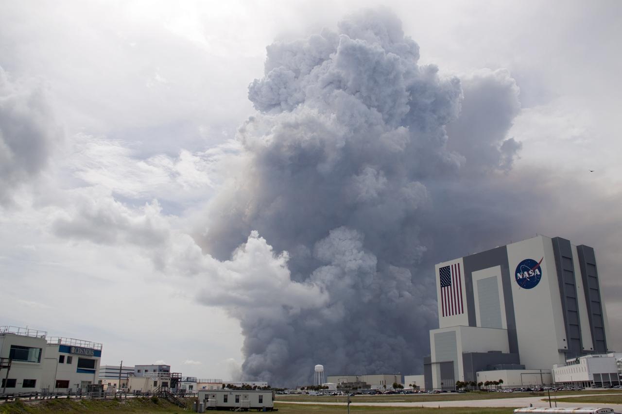 SMOKE NEAR VAB FROM CONTROLLED BURN