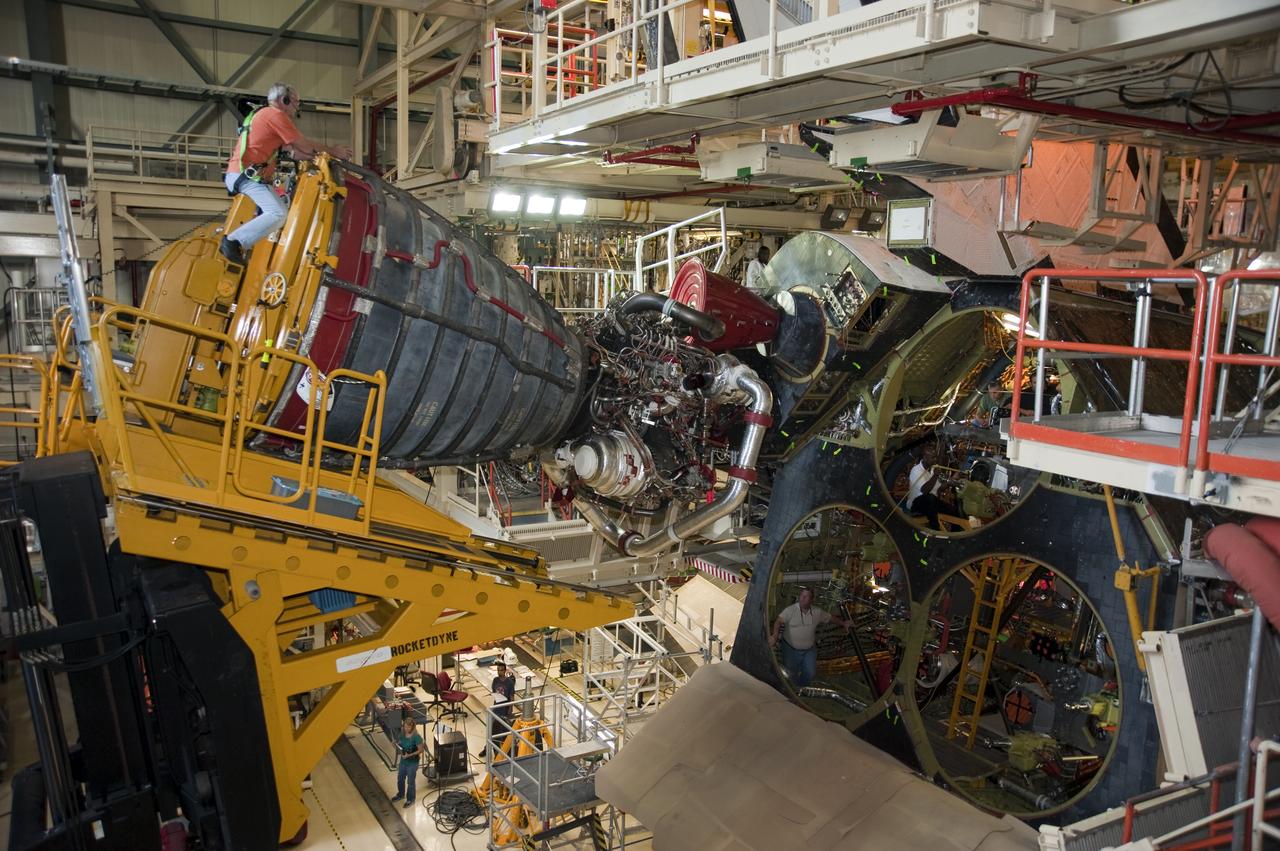 STS-133 DISCOVERY ENGINE-1 INSTALLATION