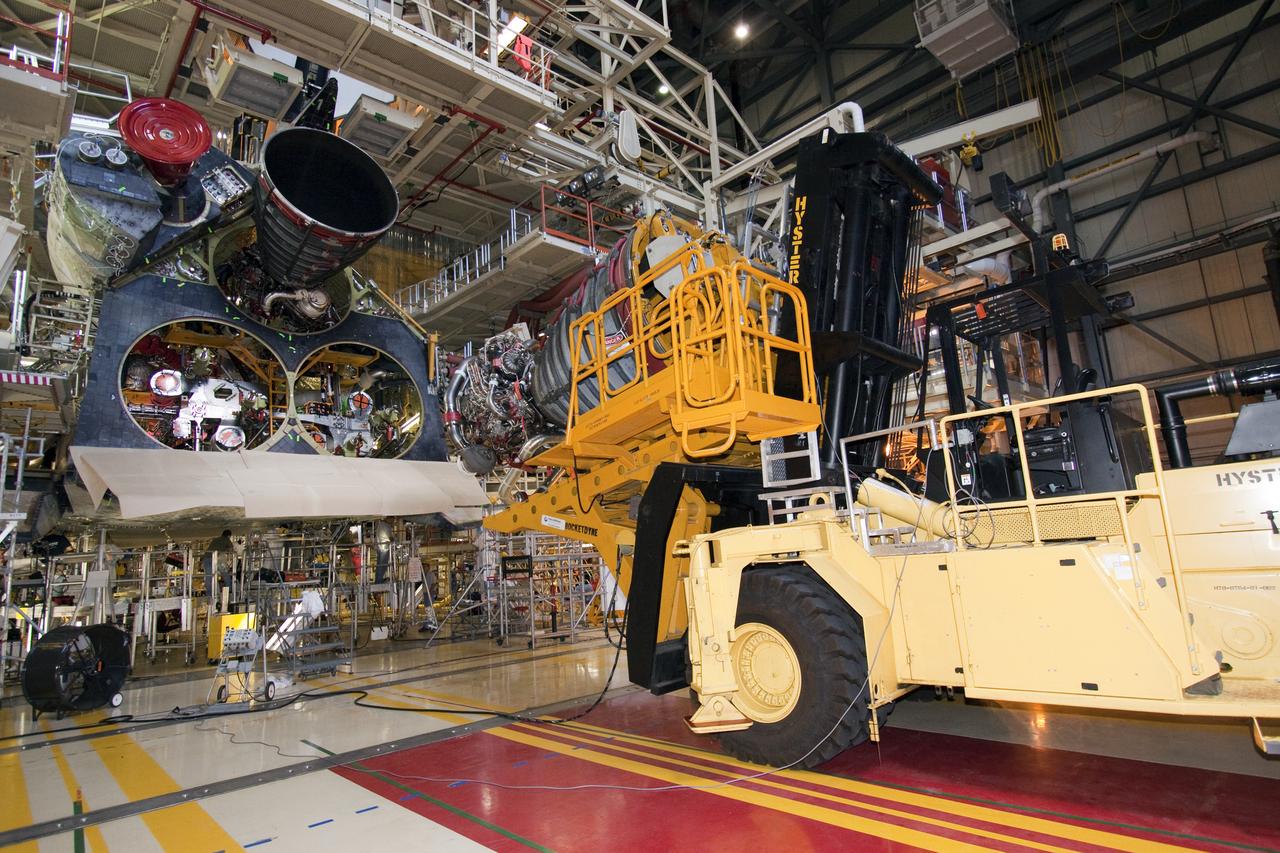 STS-133 DISCOVERY ENGINE-3 INSTALLATION
