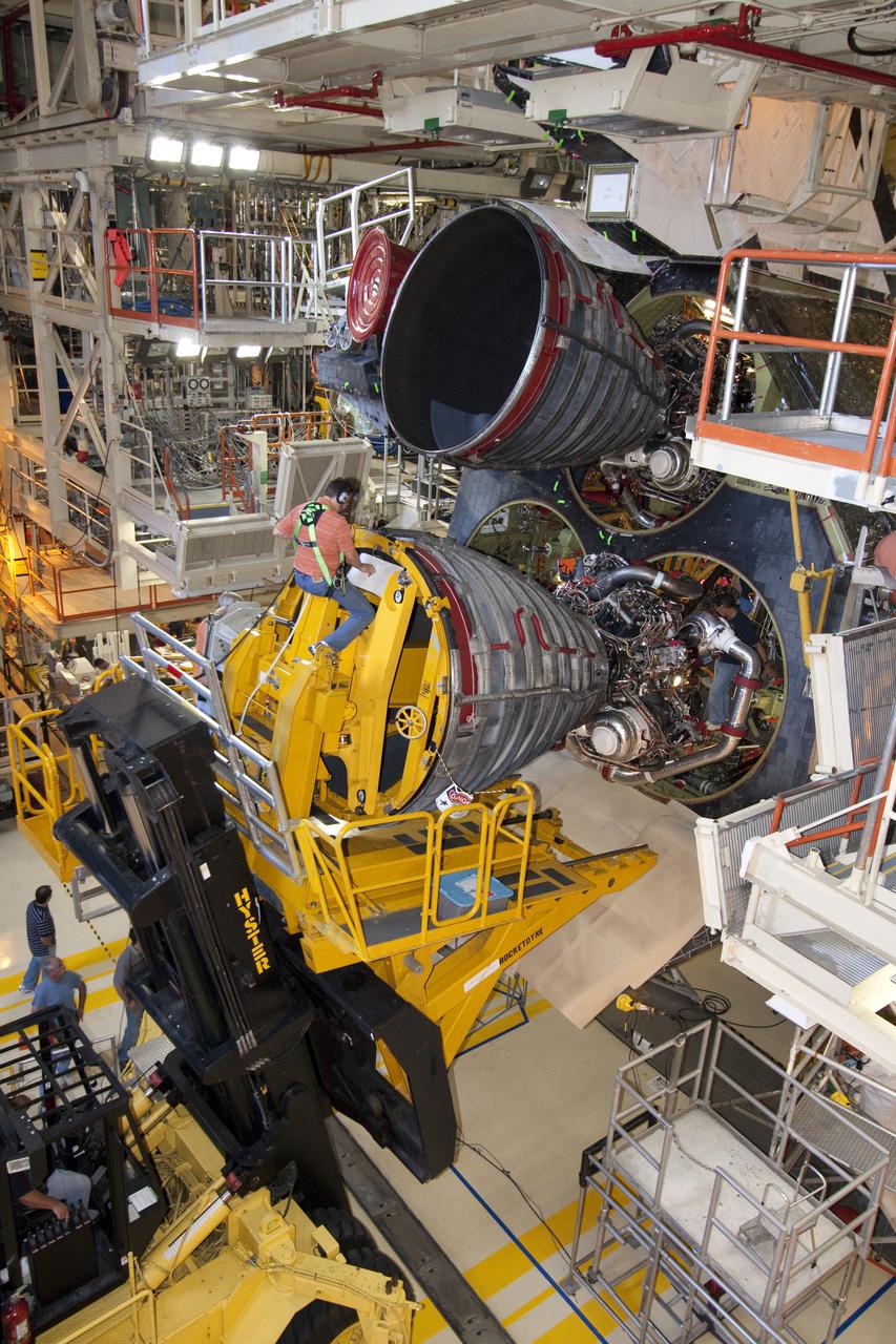 STS-133 DISCOVERY ENGINE-3 INSTALLATION
