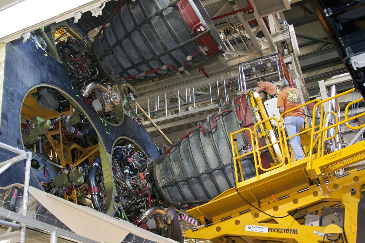 STS-133 DISCOVERY ENGINE-3 INSTALLATION