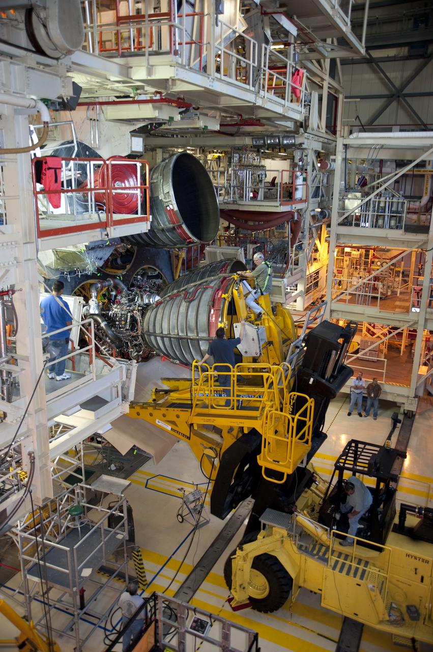 STS-133 DISCOVERY ENGINE-2 INSTLN