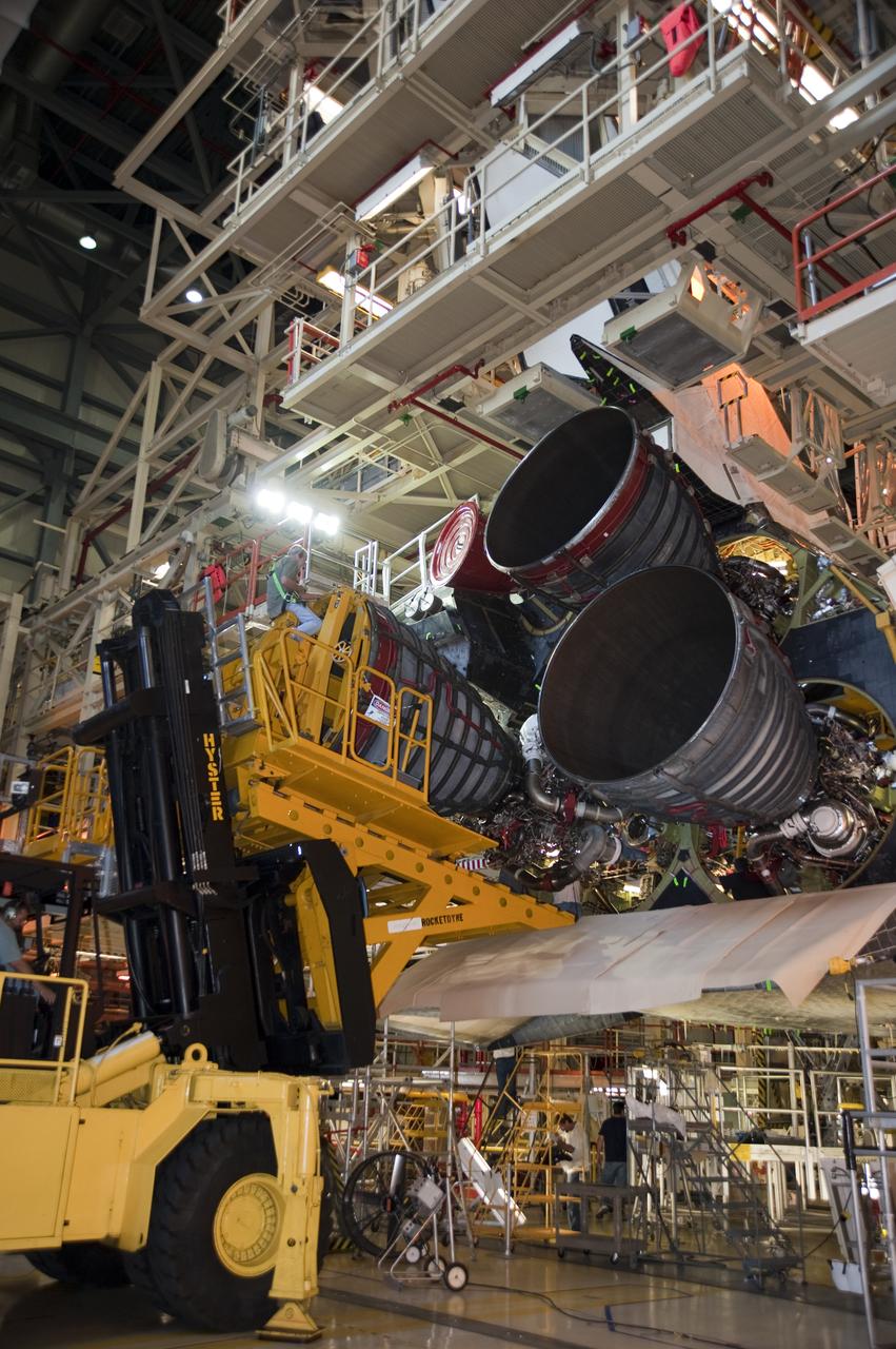 STS-133 DISCOVERY ENGINE-2 INSTLN