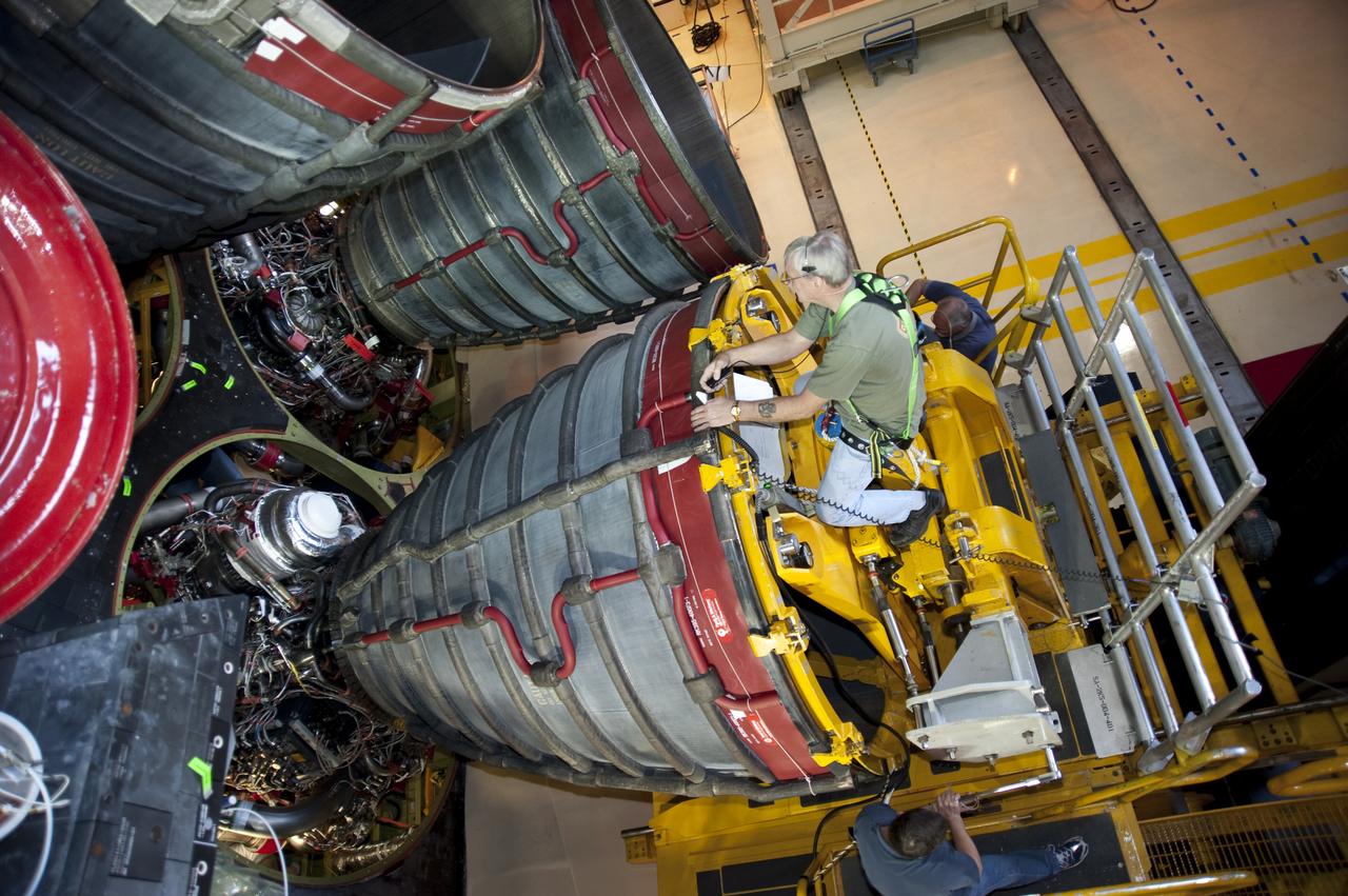 STS-133 DISCOVERY ENGINE-2 INSTLN