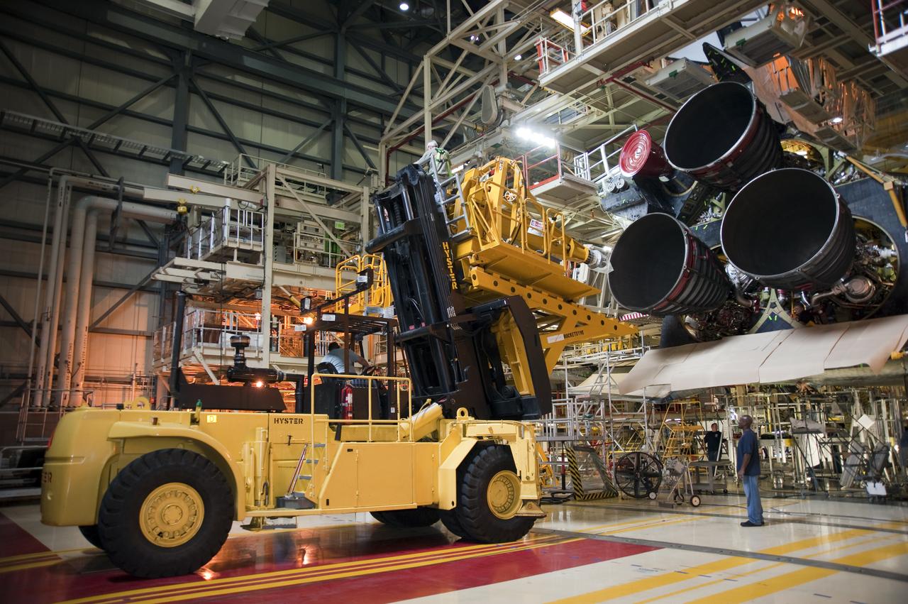 STS-133 DISCOVERY ENGINE-2 INSTLN