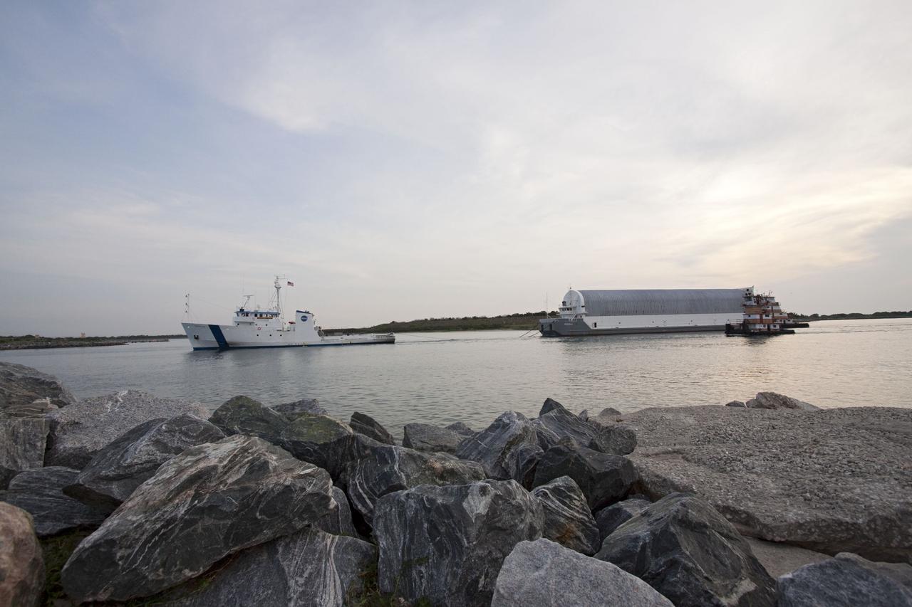 STS-134 ET-138 ARRIVAL THRU PORT CANAVERAL