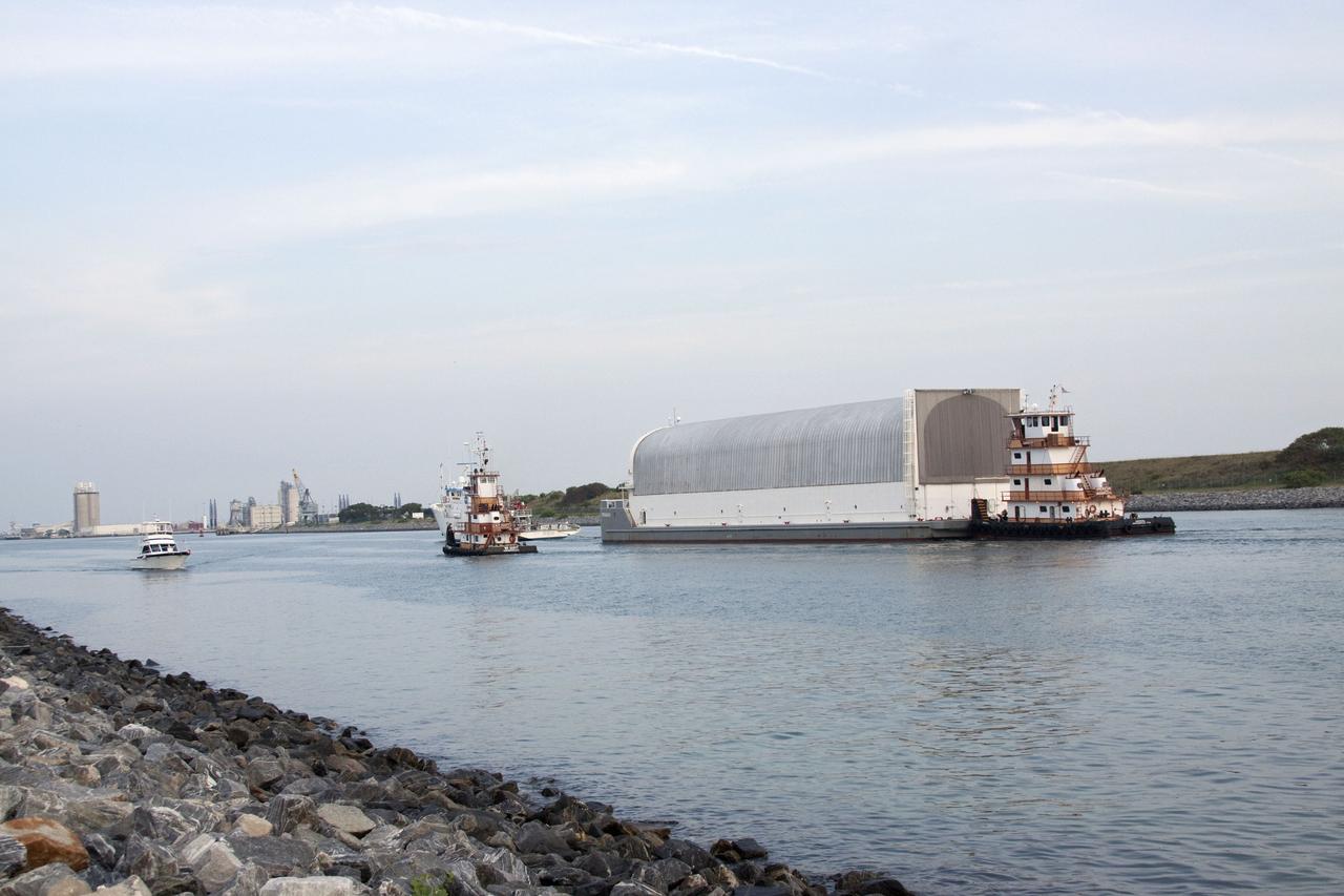 STS-134 ET-138 ARRIVAL THRU PORT CANAVERAL