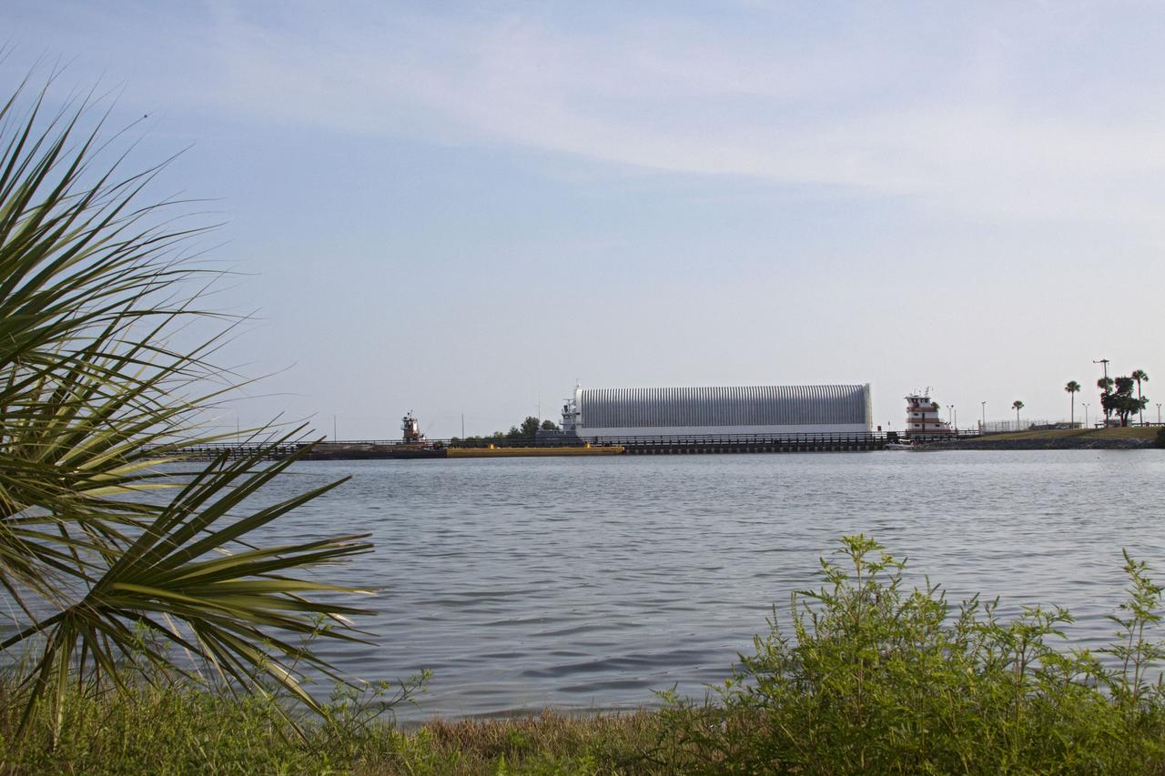 STS-134 ET-138 ARRIVAL THRU PORT CANAVERAL