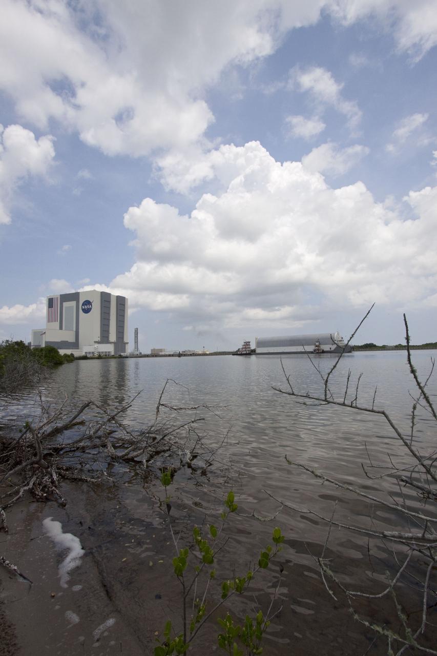 STS-134 ET-138 ARRIVAL AT LC39 TURN BASIN