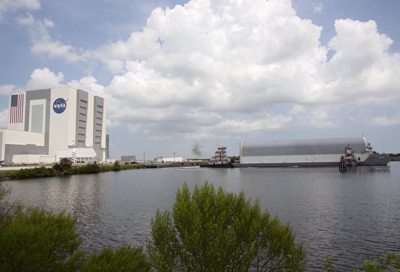 STS-134 ET-138 ARRIVAL AT LC39 TURN BASIN