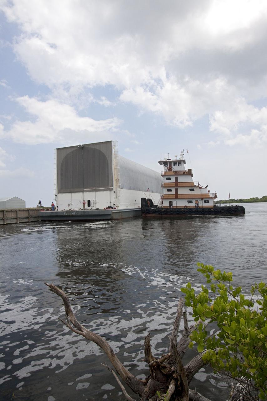 STS-134 ET-138 ARRIVAL AT LC39 TURN BASIN