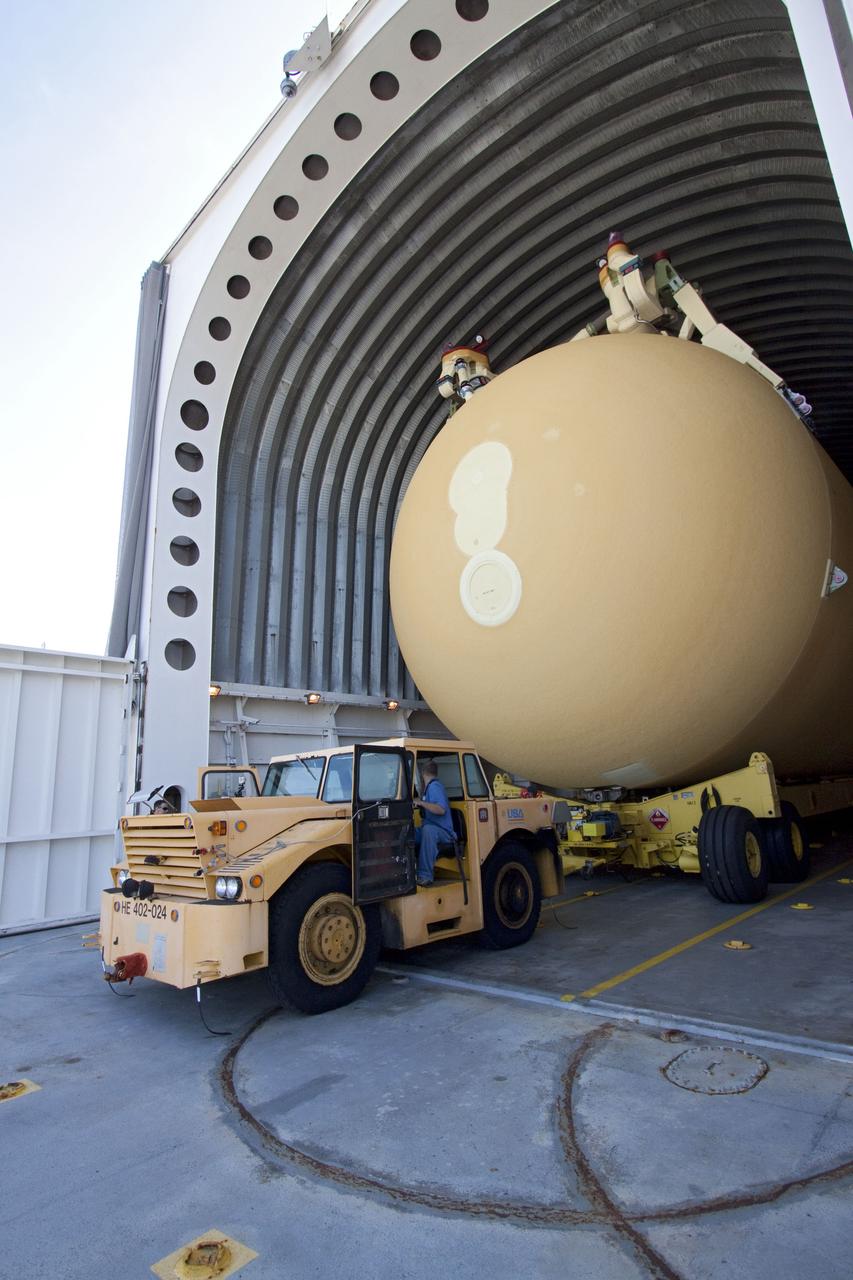 STS-134 ET-138 OFFLOAD FROM PEGASUS BARGE - XFER TO VAB