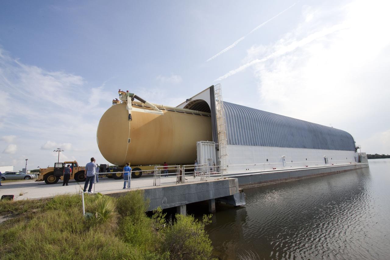 STS-134 ET-138 OFFLOAD FROM PEGASUS BARGE - XFER TO VAB