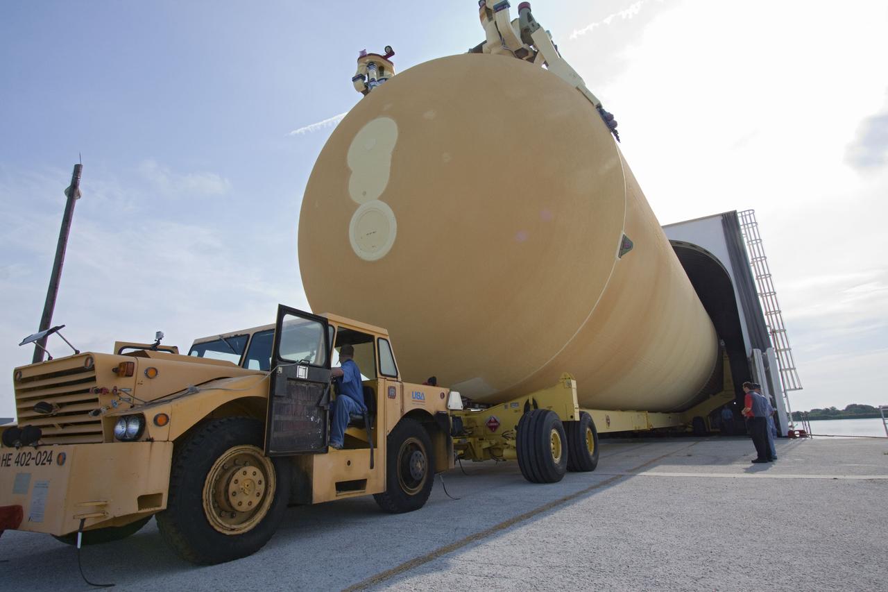 STS-134 ET-138 OFFLOAD FROM PEGASUS BARGE - XFER TO VAB