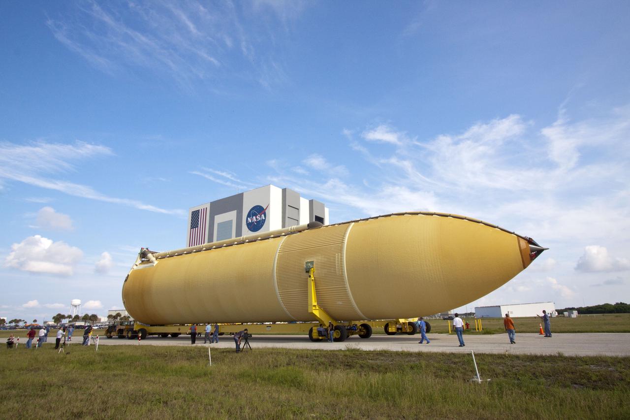 STS-134 ET-138 OFFLOAD FROM PEGASUS BARGE - XFER TO VAB