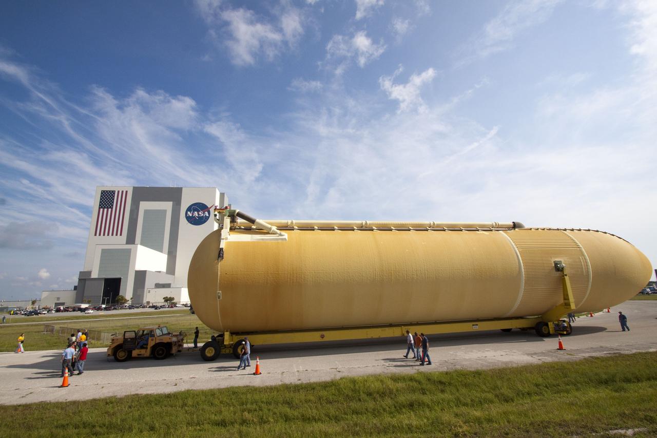 STS-134 ET-138 OFFLOAD FROM PEGASUS BARGE - XFER TO VAB