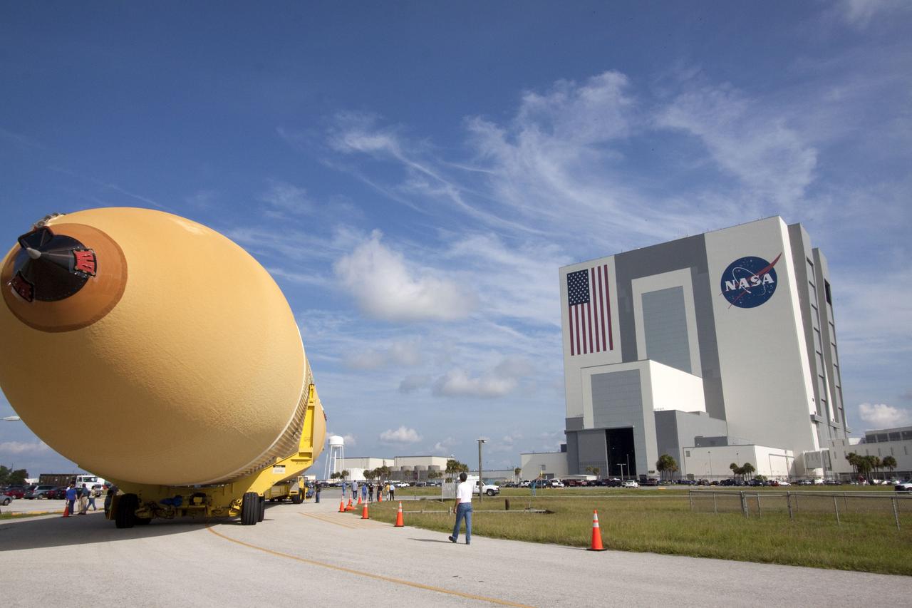 STS-134 ET-138 OFFLOAD FROM PEGASUS BARGE - XFER TO VAB