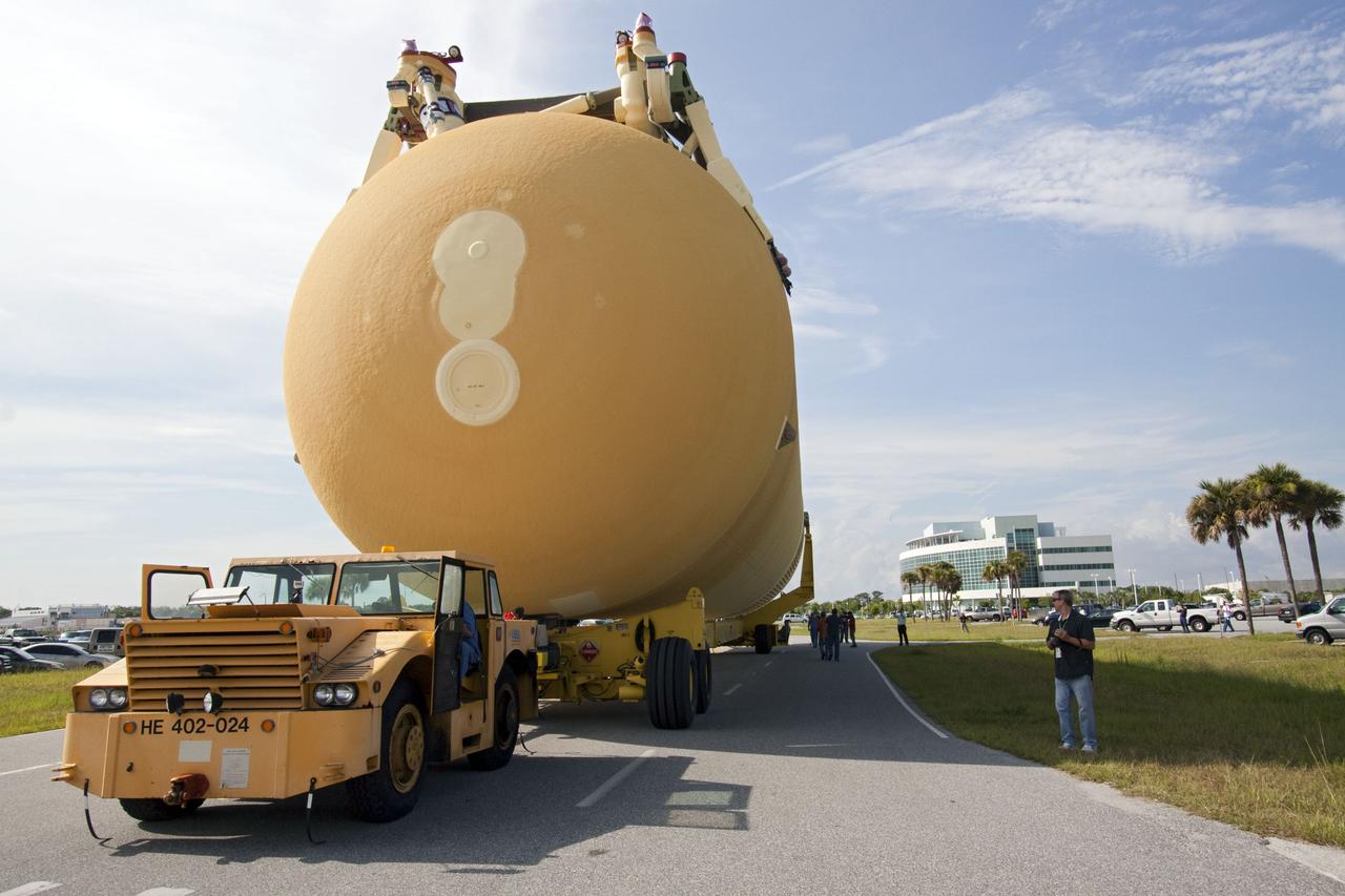 STS-134 ET-138 OFFLOAD FROM PEGASUS BARGE - XFER TO VAB