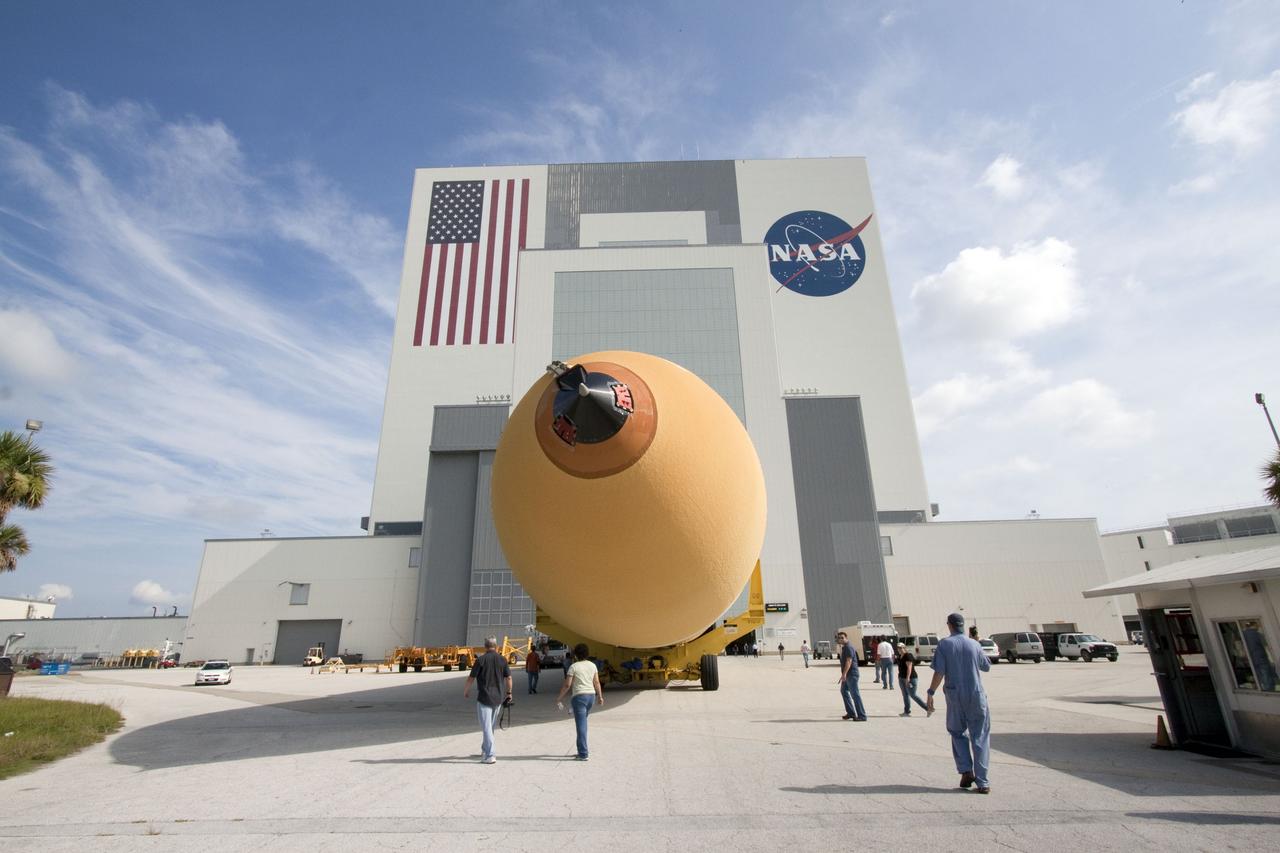STS-134 ET-138 OFFLOAD FROM PEGASUS BARGE - XFER TO VAB