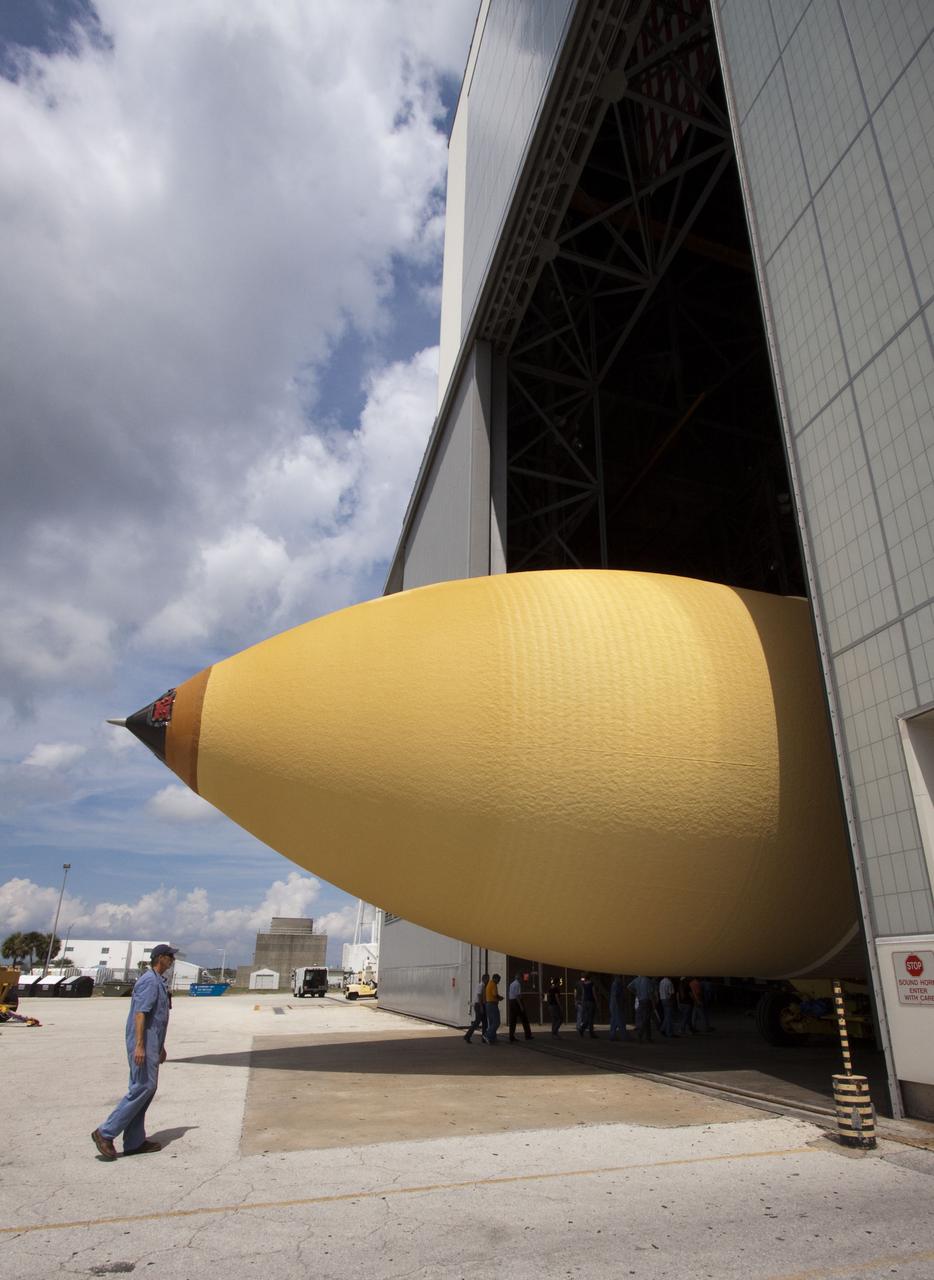 STS-134 ET-138 OFFLOAD FROM PEGASUS BARGE - XFER TO VAB