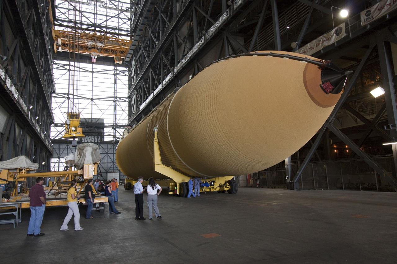 STS-134 ET-138 OFFLOAD FROM PEGASUS BARGE - XFER TO VAB