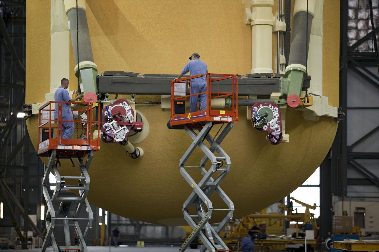 STS-134 ET-138 LIFT TO TEST CELL