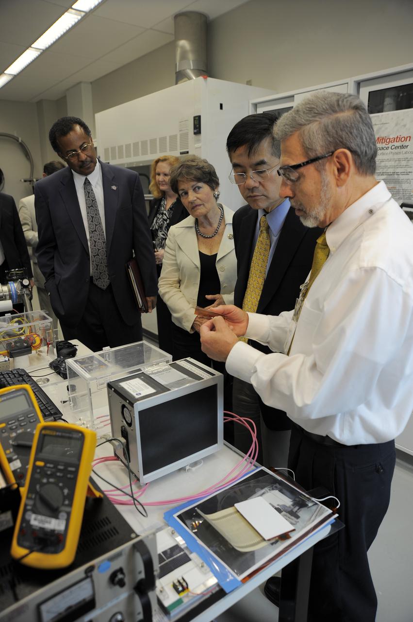 Secretary of Commerce Gary Locke tours SLSL, Card 1