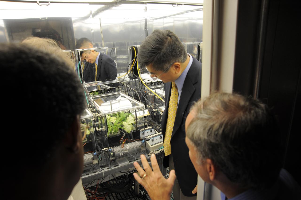 Secretary of Commerce Gary Locke tours SLSL, Card 1