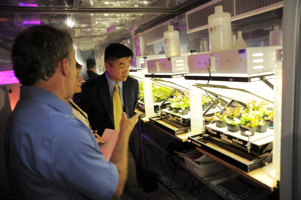 Secretary of Commerce Gary Locke tours SLSL, Card 1