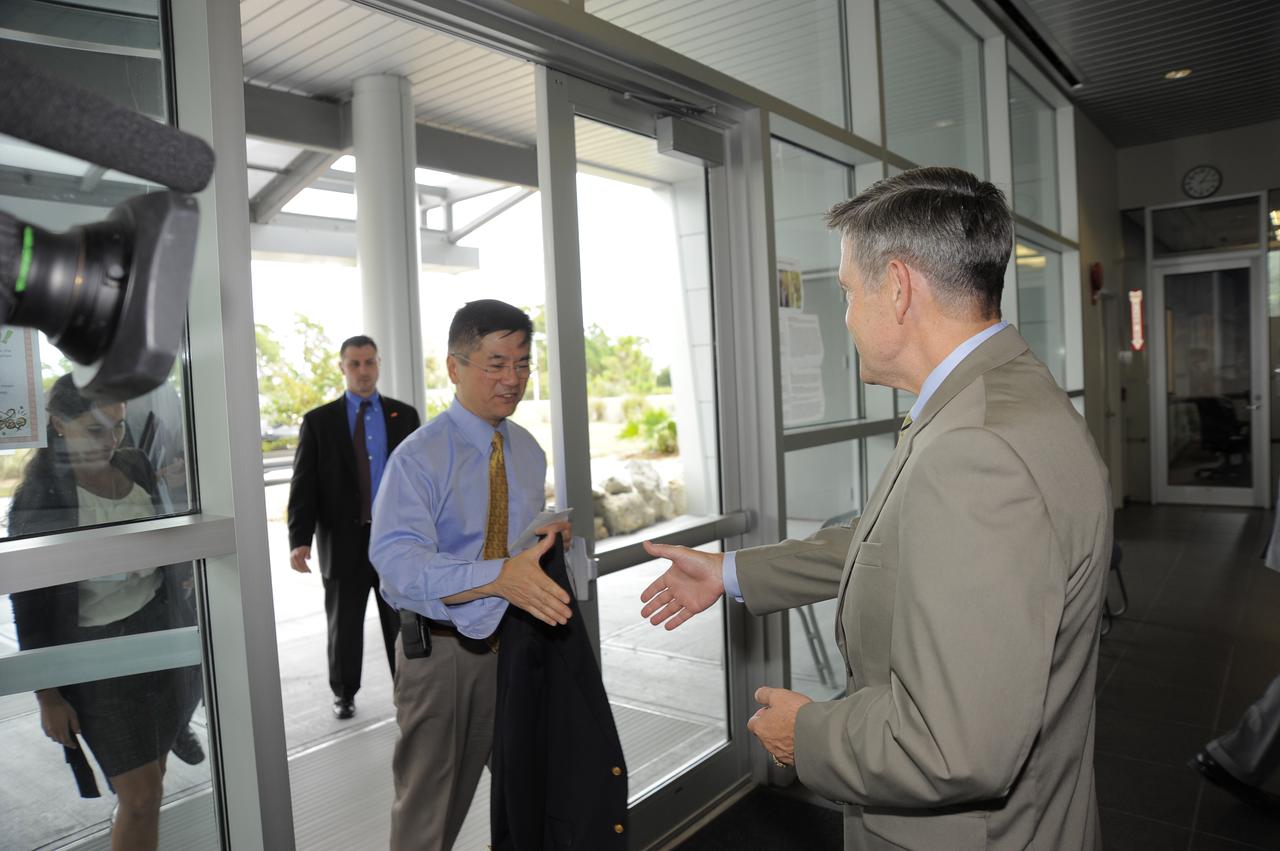 Secretary of Commerce Gary Locke tours SLSL, Card 1