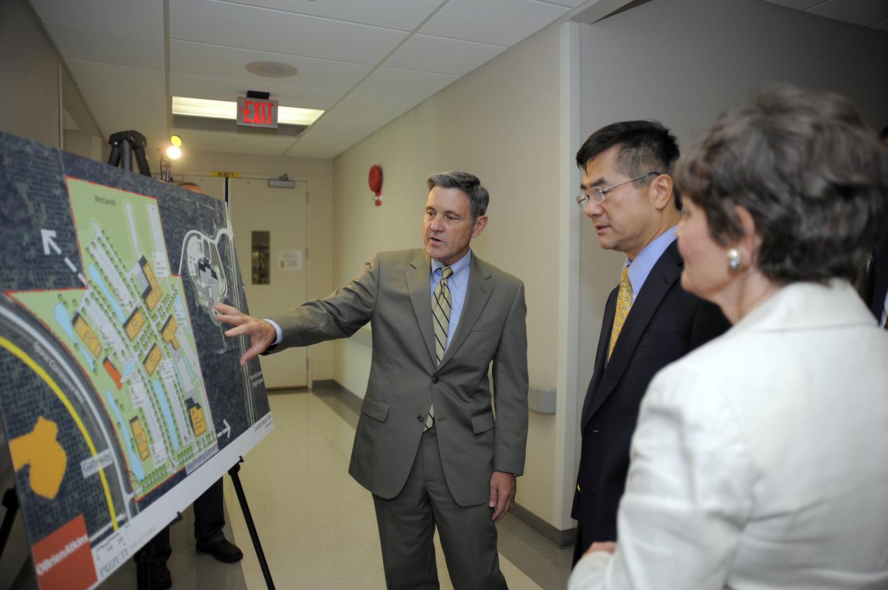 Secretary of Commerce Gary Locke tours SLSL, Card 1