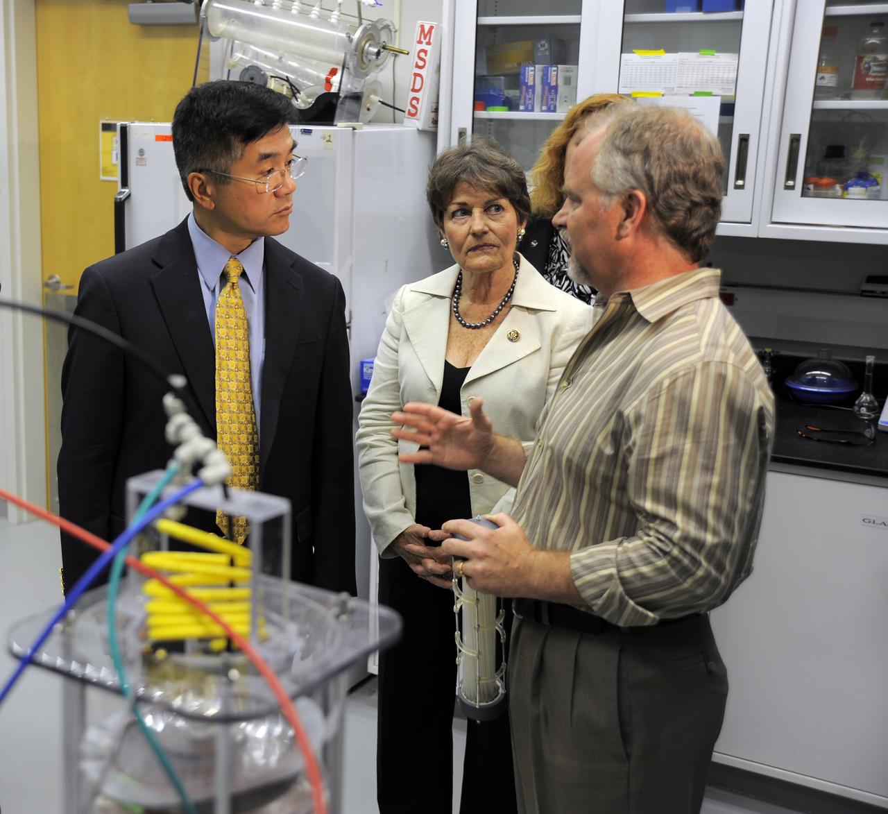 Secretary of Commerce Gary Locke tours SLSL, Card 2