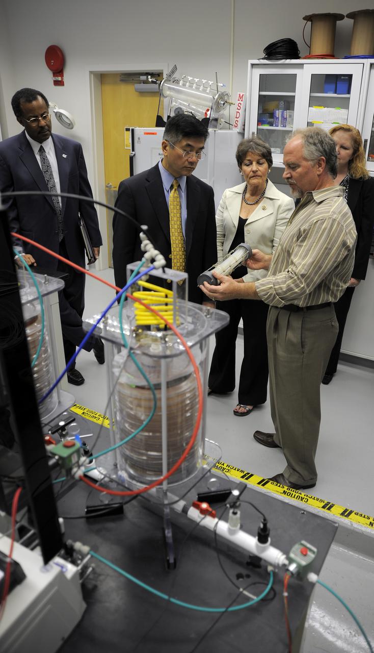 Secretary of Commerce Gary Locke tours SLSL, Card 2