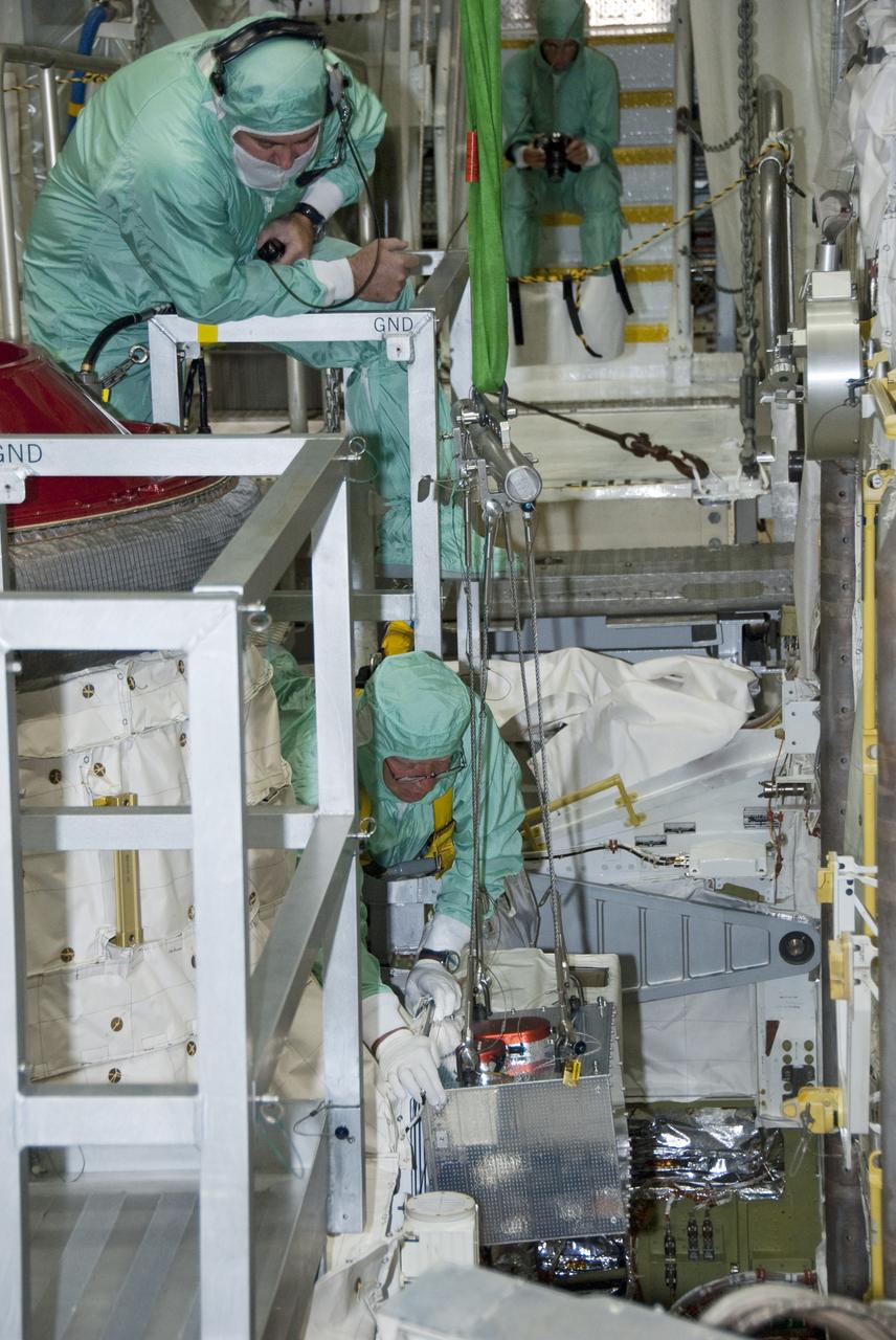 STS-134 ENDEAVOUR STORRM INSTLN FORWARD CARGO BAY FOR "BALL" ORION PROJECT - DOCKING EXPERIMENT - LARK