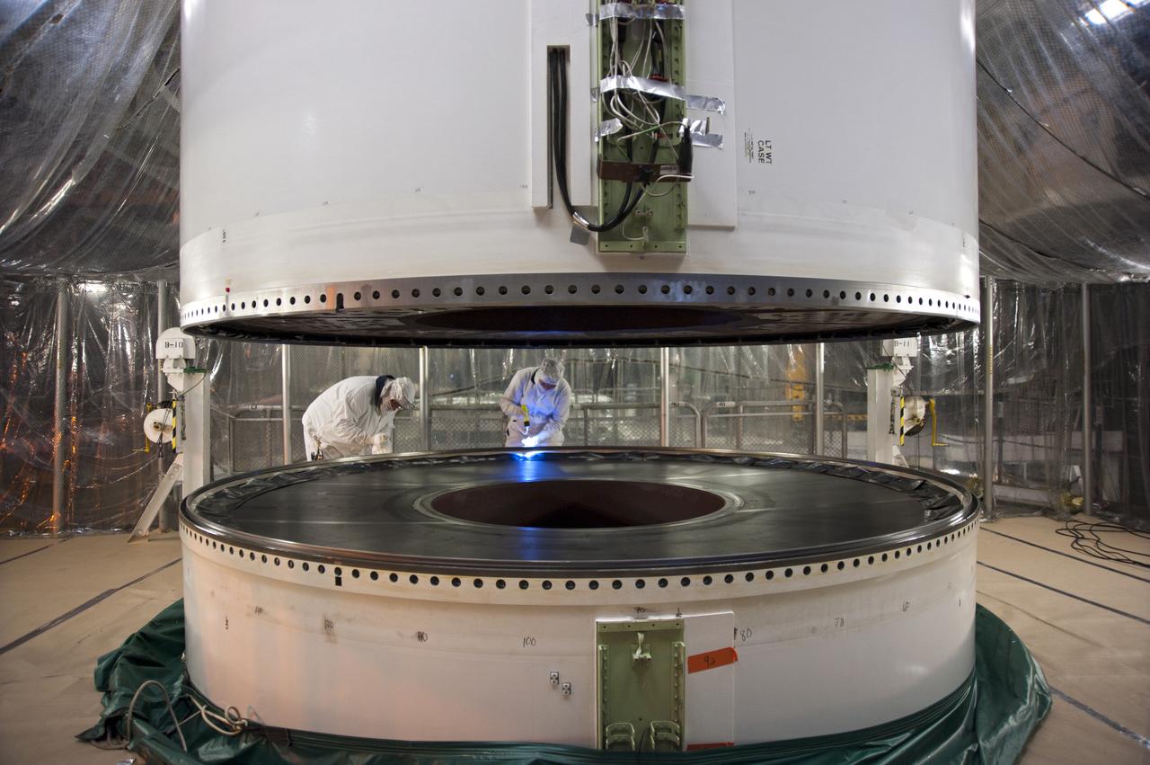 STS-134 LEFT FORWARD CENTER (LFC) SRB STACKING