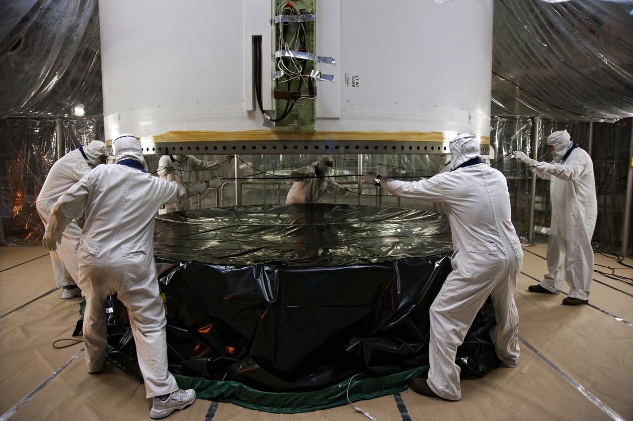 STS-134 LEFT FORWARD CENTER (LFC) SRB STACKING