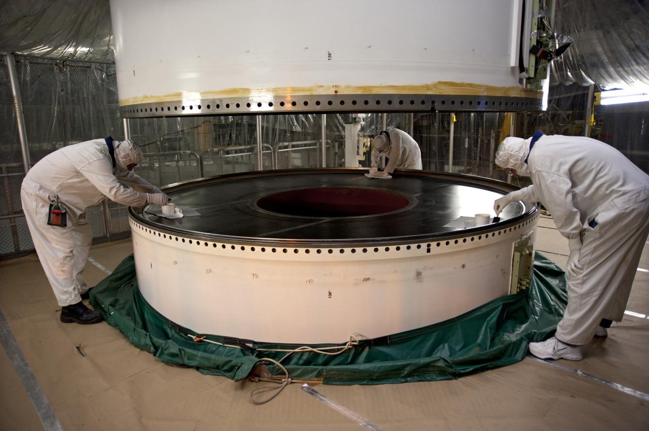 STS-134 LEFT FORWARD CENTER (LFC) SRB STACKING