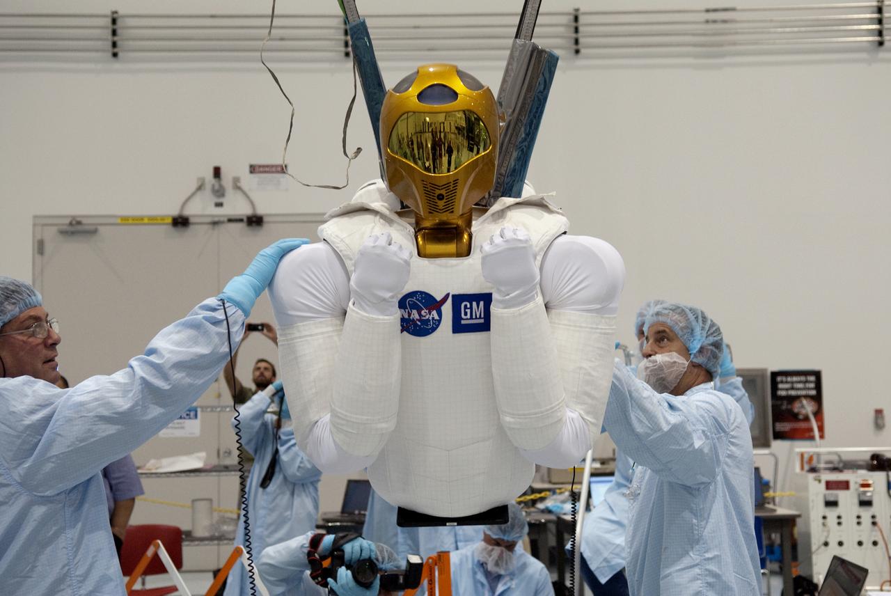 STS-133 R2 ROBONAUT LIFT TO STAND