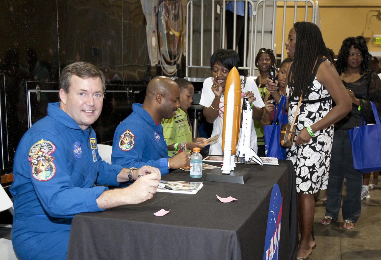 TOM JOYNER - LEGENDS & TRAILBLAZERS - REUNION & PANEL WITH ASTRONAUTS - DISCUSSION AT GAYLORD PALMS HOTEL IN ORLANDO 