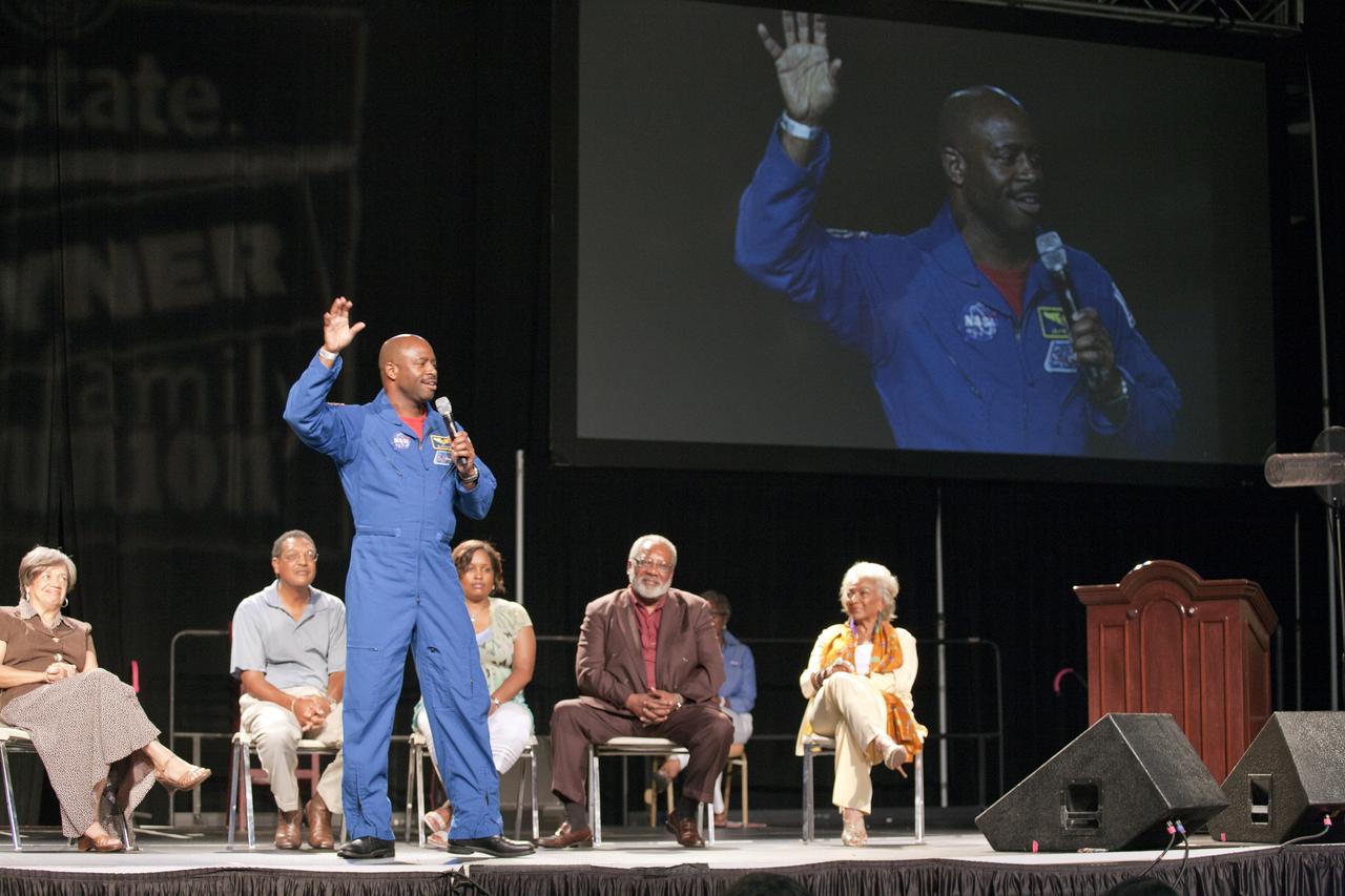TOM JOYNER - LEGENDS & TRAILBLAZERS - REUNION & PANEL WITH ASTRONAUTS - DISCUSSION AT GAYLORD PALMS HOTEL IN ORLANDO 