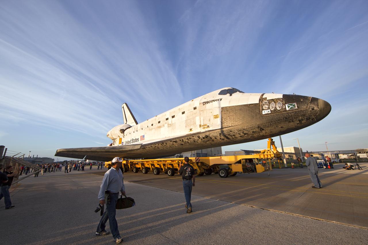 STS-133 DISCOVERY ROLLOVER FROM OPF-3 TO VAB