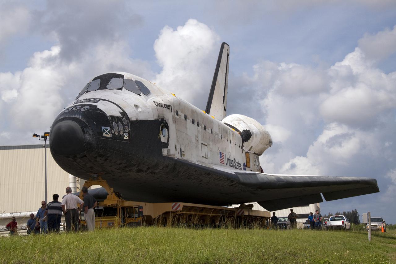STS-133 DISCOVERY ROLLOVER FROM OPF-3 TO VAB