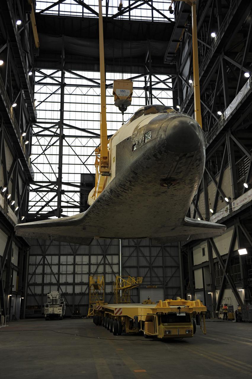 STS-132 DISCOVERY VERTICAL LIFT TO MATE