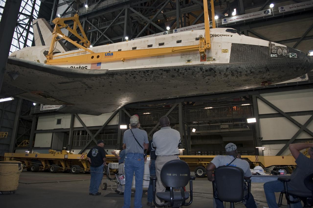 STS-132 DISCOVERY VERTICAL LIFT TO MATE