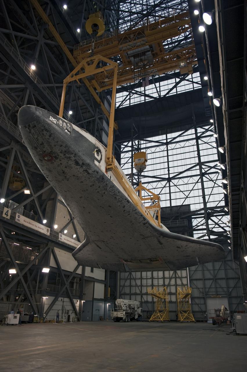 STS-132 DISCOVERY VERTICAL LIFT TO MATE